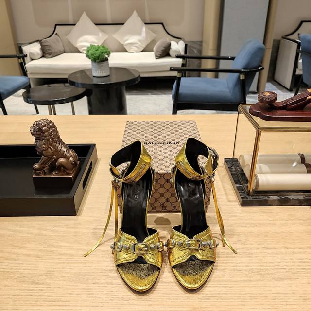 Balenciaga2025爆单款 24官方最新印花B纹磁铁折叠盒包装 多彩色系春夏靓品 顶级版本，独家首发。 铆钉罗马凉鞋 全系强大8色发售，每个颜色都独具魅