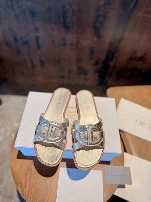 Dior Chrono迪奥 25Ss高版本新款凉鞋. 简约超级百搭. 上脚完美奢华可任意搭配春夏服饰. 脚感更是舒适！材质原版完美复刻.原版空压Logo牛皮鞋面