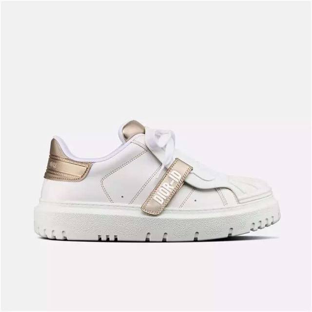 冲量价: ，Dior 迪奥 新款贝壳头小白鞋震撼上市， 年春夏走秀款，专柜同步上新。 Dio新款贝壳头小白鞋V小清新，可以说是运动鞋里的一股清流，贝壳头非常耐磨