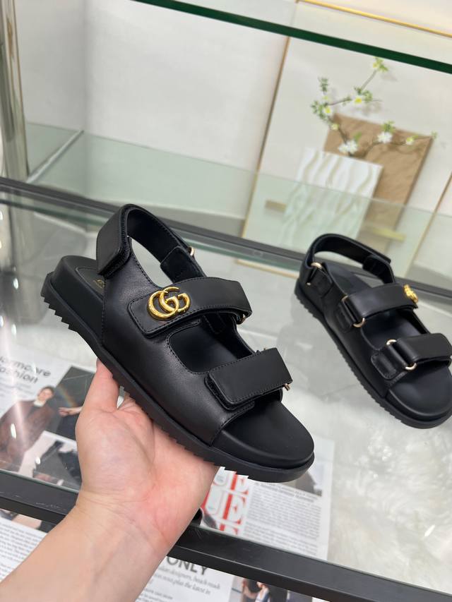冲量价: 男款+10 古奇Gucci早春系列经典老花布凉鞋，Gucci专用老花帆布面料配双G金属扣作为品牌的标志性象征制作而成打造令人惊艳的作品焕新演绎~ 面料