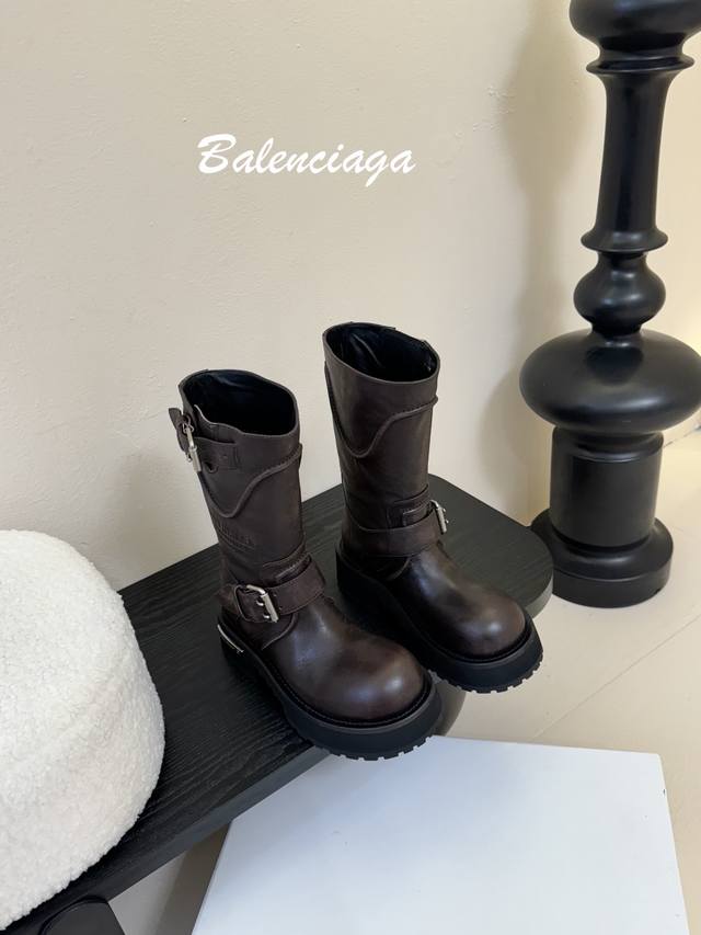 Balenciaga 巴黎世家 25Ss新款 走秀款 暗黑风酷女孩必备 机车靴 长靴 时尚宠儿又添一员大将！一出场就气场全开！ 独特的翻折设计，搭配搭配个性金属