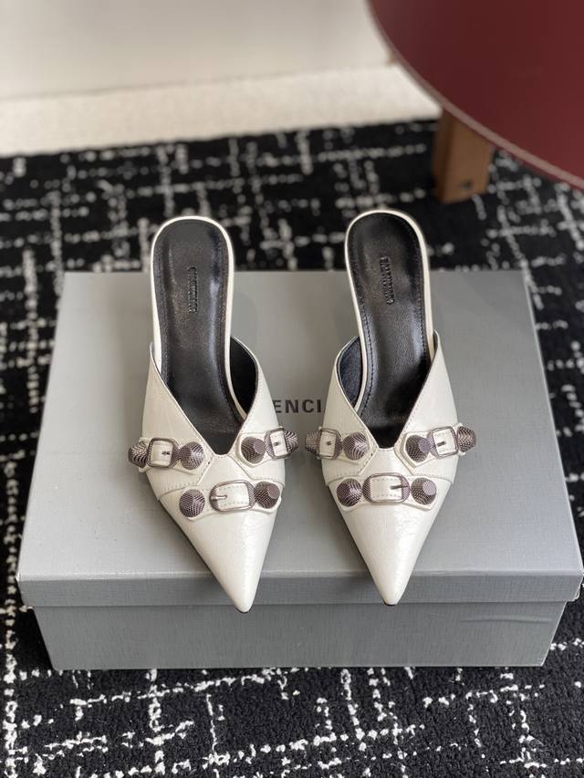 代购级 Balenciaga 25Ss 尖头 钮钉 半拖高跟鞋 市场最高版本 绝对原版开发 英原版购入对照开发 特殊进口牛皮面料 进口羊皮做内里确保脚感舒适度