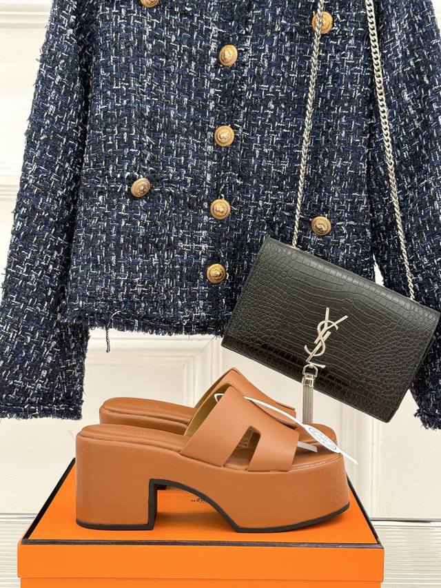 厂价 HermèS 爱马仕经典H厚底拖鞋 依旧是永恒经典的H造型 极约复古的设计 浓厚的异域风情 厚底在拉长腿方面真的Yyds 百搭舒适 上脚秒变大长腿！ 面料