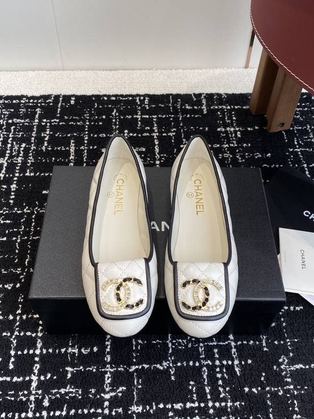代购级 Chanel 25Ss 春夏系列芭蕾舞鞋复古款来袭 非常火的大双C设计手工车线非常耗时耗力 独特大底双拼做法 玫红色底贴让你不经意露出亮点大底车线永不脱