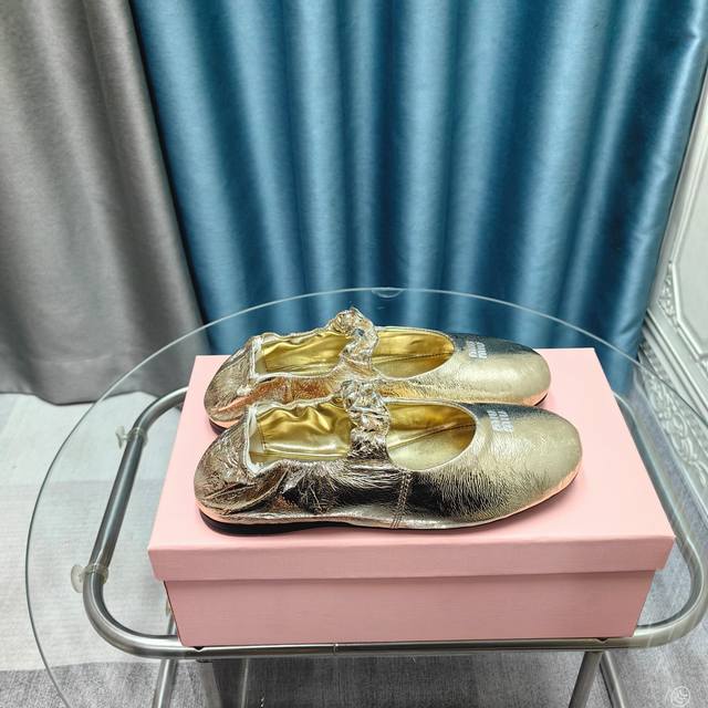 2025春夏时装周Miu Miu谬谬新出松紧芭蕾乐福鞋真的让人一整个心都融化除了中间夹着一颗钱币这种细节之外、鞋型整体都狠秀气不笨重、圆头 鞋面:进口羊皮 内里