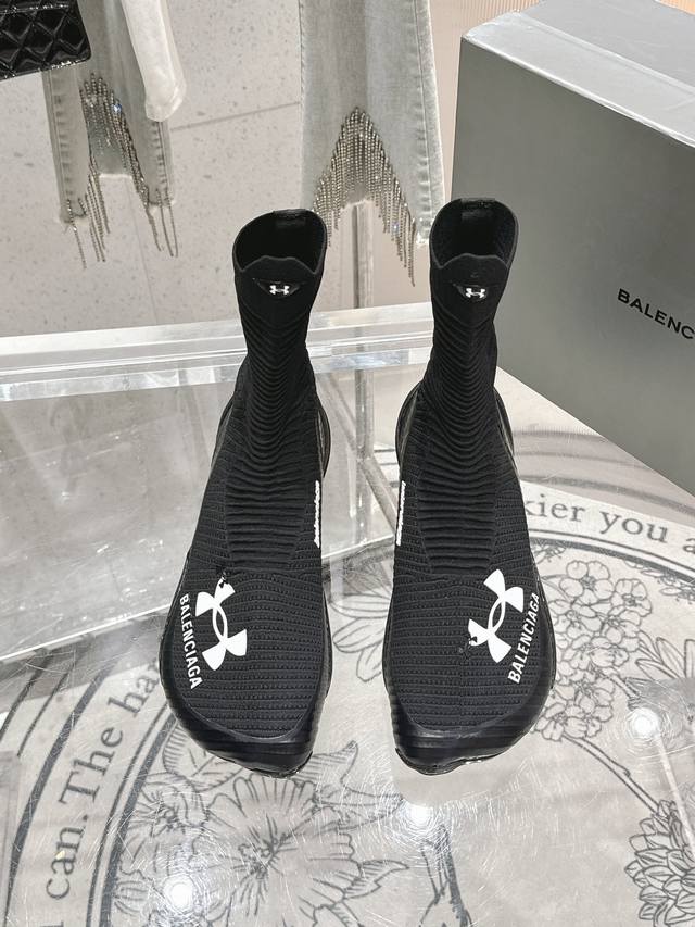 女款 男款 X Under Armour 安德玛联名 情侣款 飞驶运动鞋休闲鞋. 这款飞织运动鞋是巴黎世家和安德玛强强联合，运动品牌和时尚产品携手打造时尚出街單