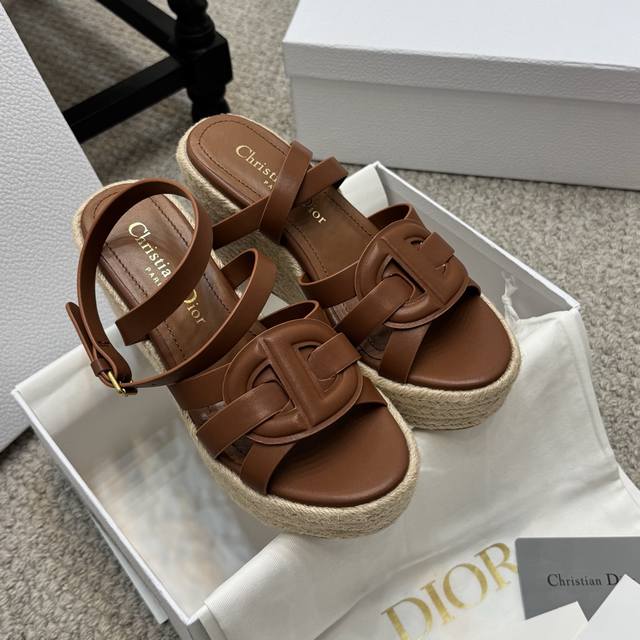 增高款 Dior 迪奥 25Ss 夏季高版本新款凉鞋. 简约超级百搭. 上脚完美奢华可任意搭配春夏服饰. 脚感更是舒适！材质原版完美复刻. 原版拆解开模. 面料