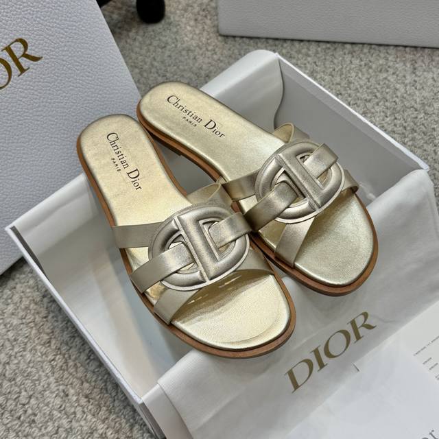 休闲款 Dior 迪奥 25Ss 夏季高版本新款凉鞋. 简约超级百搭. 上脚完美奢华可任意搭配春夏服饰. 脚感更是舒适！材质原版完美复刻. 原版拆解开模. 面料