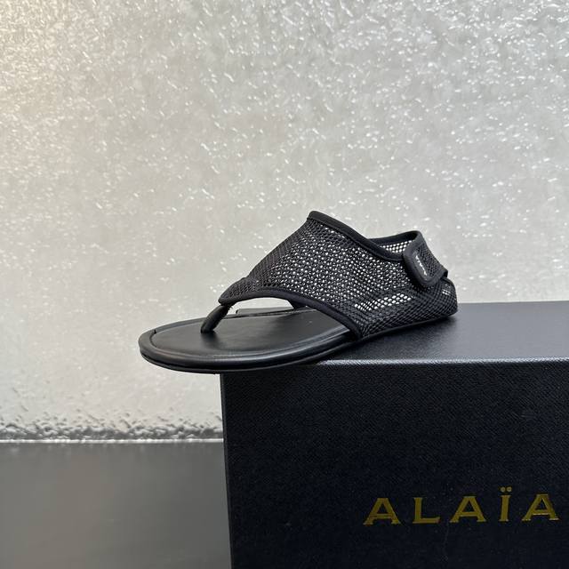 Alaia 阿莱亚鱼网穆勒鞋包头夹趾凉鞋2025Ss法式仙女芭蕾舞平底跳舞鞋，Alaia品牌源自其创始人，渔网凉鞋玛丽珍单鞋Azzedine Alaia是上世纪