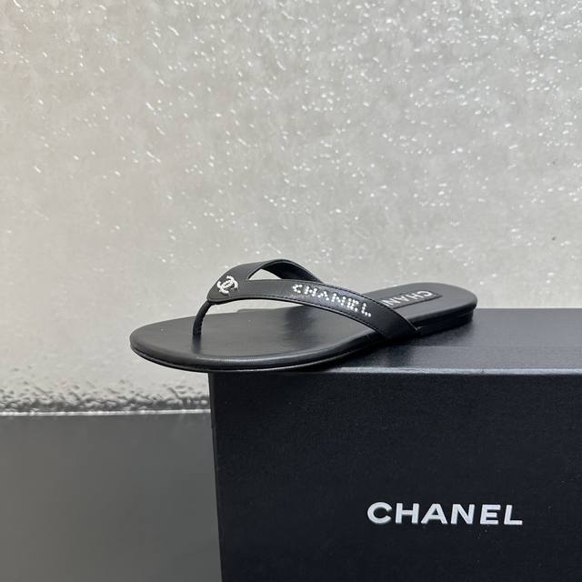 香奈儿Chanel Thongs是25C春夏 秀场烫钻珍珠夹脚人字拖鞋夹趾拖 夏天的人字拖莫名让人感到自由 带上镶嵌了双C水晶珍珠标志 太精致了 也太好看了吧