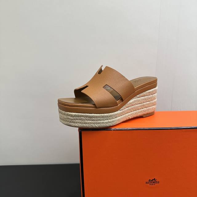 2025 专柜同步更新新款发售 HermèS 爱马仕经典防水台H拖松糕底厚底坡跟拖鞋 极约复古的设计 浓厚的异域风情 时髦感十足、随便上脚都很有腔调 简简单单的