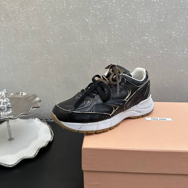 Miumiu缪缪 25 最新走秀款 复古 做旧 休闲 运动鞋 老爹鞋 原版购入开发 做货 这款运动鞋选用科技面料和绒面皮革匠心打造，超轻盈结构，将休闲元素和运动