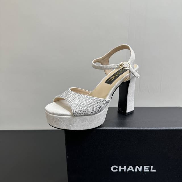 Chanel香奈儿 2025 早春经典烫钻防水台凉鞋 顶级版本，简约而不失优雅的设计！好穿好搭清新脱俗，生动知性优雅～更蕴含着不羁的时尚态度，这种态度是从心底里