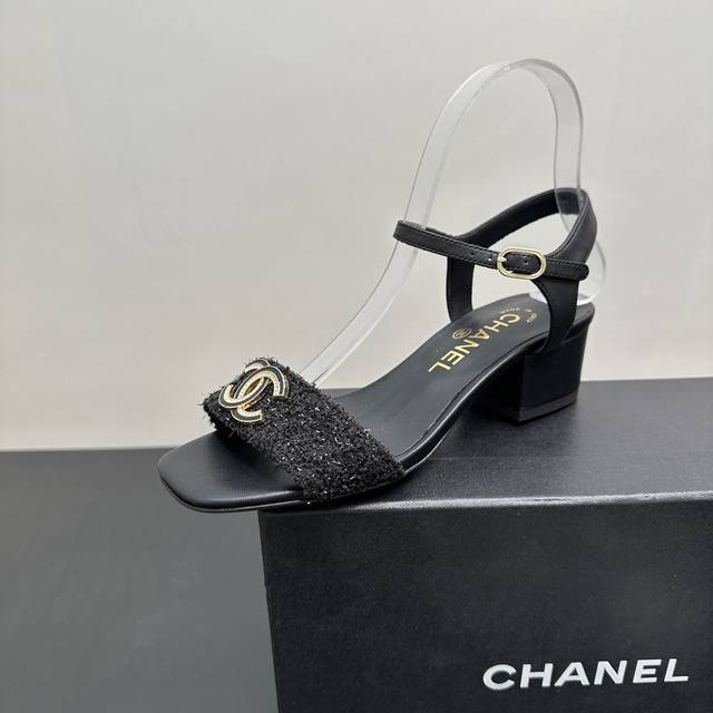 2025Ss Chanel香奈儿C家中跟凉鞋，标志性双C扣奢华吸睛，彰显品牌格调。多样色彩与材质，适配不同穿搭场景。无论是漫步街头还是出席派对，它都能提升气质，