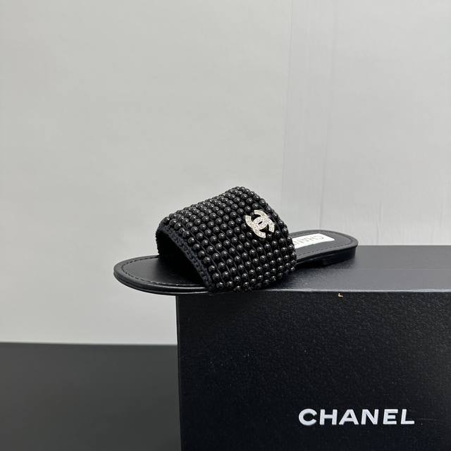 Chanel 香奈儿2025专柜新上珍珠蜜儿拖鞋 最新潮、最气质、最有美感的时尚爆品终于降临 慵懒中带着精致，精致中凸显气质！ 你所不知的专业技艺、灵感巧思 重