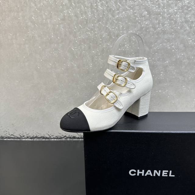 Chanel香奈儿小香25C春夏新品三条带拼接玛丽珍高跟单鞋 香家美鞋必入清单里不能少了它！ 这类鞋型就是典型的经典款 粗跟设计整体拉长比例效果 超显腿长 面料