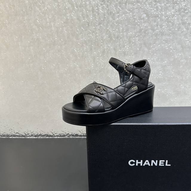 Chanel香奈儿25Fw坡跟水台厚底交叉凉鞋 这款超适合想要显高腿细的宝宝，是明目张胆的小心机 秒变超模腿这个夏天一定要安排上！ 鞋面：磨砂羊皮 内里：羊皮内