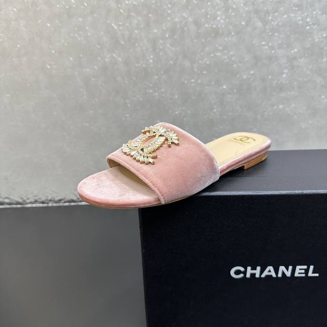 Chanel香奈儿小香风平底钻扣拖鞋 让你的女人味精致到无以复加的一款平底鞋，拯救无聊，锁住时髦，因为它每年都会出现！每一年都会再一次流行 多女明星对它爱不释！