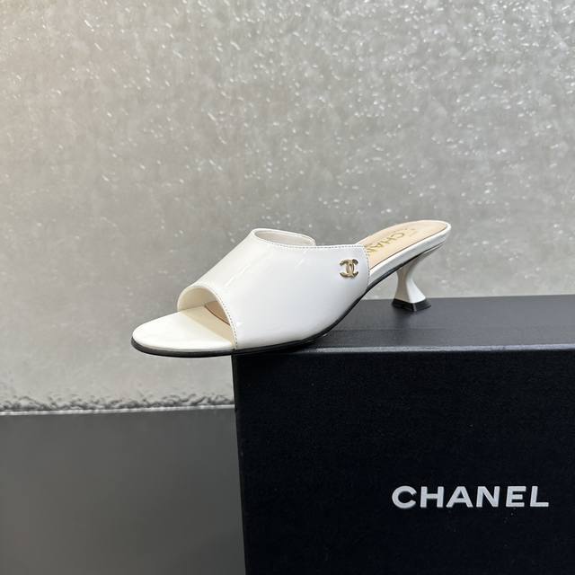 Chanel香奈儿经典款细跟异形跟小猫跟高跟一字拖鞋，面料漆皮，内里，垫脚羊皮，白色真皮大底，2色可选，跟高5Cm.35-39 40.41定