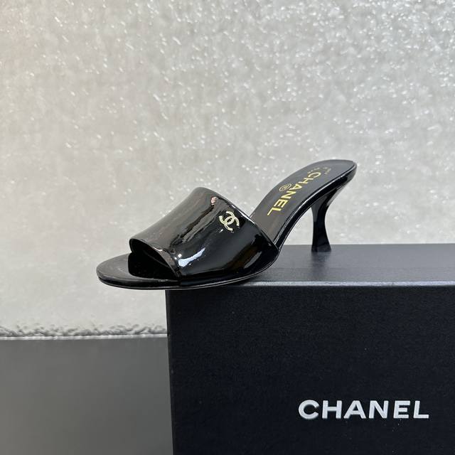 Chanel香奈儿经典款细跟小猫跟高跟一字拖鞋，面料漆皮，内里，垫脚羊皮，白色真皮大底，3色可选，跟高7Cm.35-39 40.41定