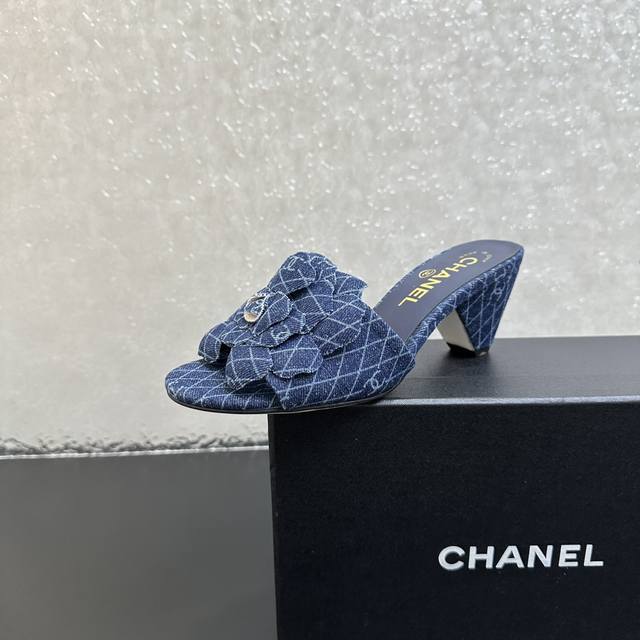 25Ss春夏新款Chanel小香香奈儿山茶花粗跟拖鞋 C家经典山茶花设计，温柔风一整个拿捏了！夏天该有的气息 一字拖必备单品，上脚慵懒舒适！ 鞋面：牛仔布 内里