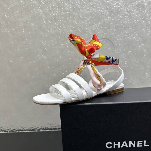 Chanel Coco香奈儿小香真丝蝴蝶结后绊带罗马凉鞋 原单品质高版本细腻羊皮鞋面凸显柔和光泽，蝴蝶结是Chanel的新元素，为整体造型增添一抹亮色。真皮大底