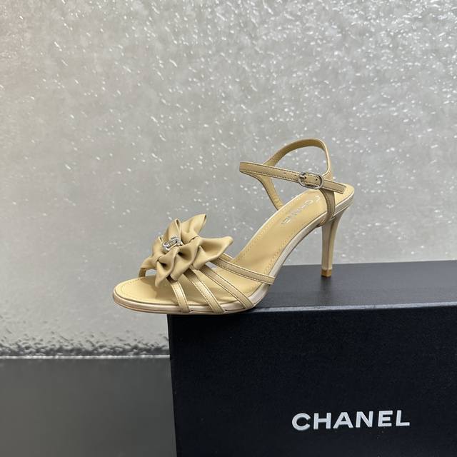 Chanel香奈儿小香风高跟细跟双蝴蝶结凉鞋，尽显优雅风情。精致Logo饰扣，搭配两个柔美蝴蝶结，华丽感拉满。圆头设计时尚大气，搭配细跟增添女人味。无论是通勤、