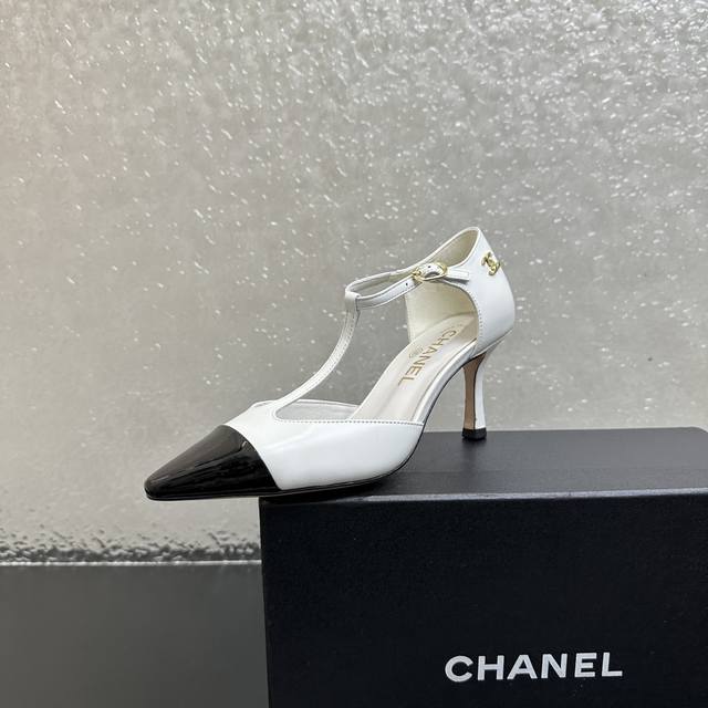 Chanel香奈儿高版本小香25秋冬新款 中空高跟细跟拼接凉鞋！原版购入开发 国内小红书 各平台爆款！纯手工制作 浅口中空设计 ，复古中带有一丝温柔，秋天搭配任