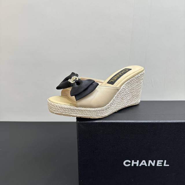 2025Ss Chanel香奈儿小香坡跟厚底松糕底蝴蝶结拖鞋，将经典与时尚巧妙融合。标志性双C Logo醒目亮眼，彰显奢华身份。真丝蝴蝶结搭配柔软皮革，质感上乘