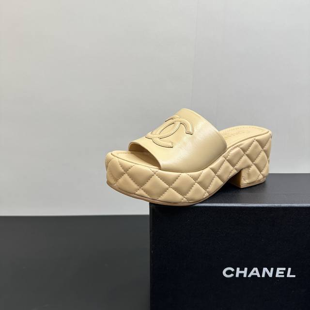 Chanel｜香奈儿小香经典春夏新品 双C厚水台厚底松糕底菱格拖鞋 这一季的春款真的太爱了！ 网纱若隐若现 性感又不失甜美~