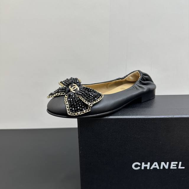 Chanel香奈儿芭蕾平底鞋单鞋松紧口船鞋，是时尚与舒适的完美融合。水晶钻扣蝴蝶结搭配标志性双C元素，精致优雅。无论是搭配裙装展现浪漫甜美，还是配裤装营造休闲随