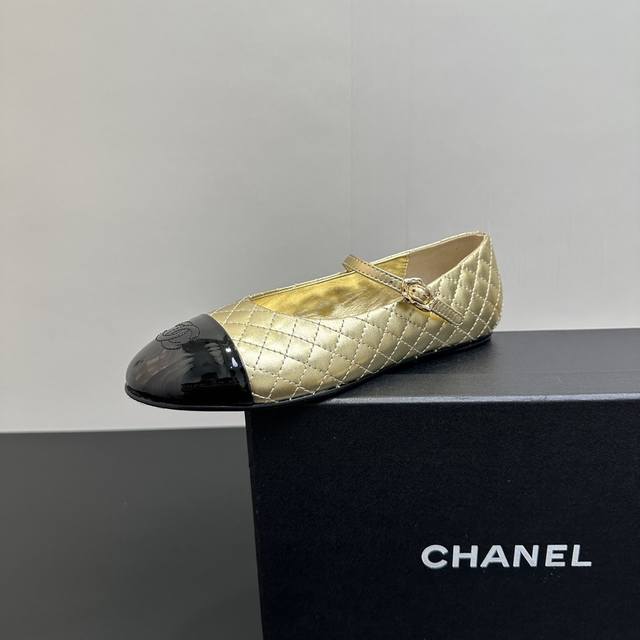 厂价 Chanel｜小香经典菱格玛丽珍圆头平底单鞋 对它一见钟情 不夸张哦～ 这大概就是小香的魅力 总是很懂女生 虽然看上去很冷但配上黑丝袜特有感觉 是今年的最