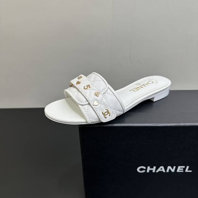 2025Chanel香奈儿小香风新款经典款平底凉拖鞋，菱格纹+金属扣饰，精致高级 黑白两色适配多种穿搭，日常出街、度假都超吸睛，脚感舒适又时髦，穿上秒变气质美人