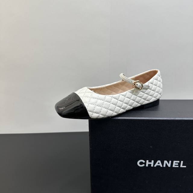厂价 Chanel｜小香经典菱格玛丽珍方头平底单鞋 对它一见钟情 不夸张哦～ 这大概就是小香的魅力 总是很懂女生 虽然看上去很冷但配上黑丝袜特有感觉 是今年的最