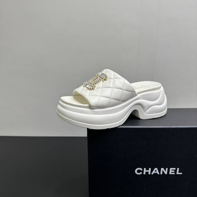 Chanel香奈儿 25Ss春夏新款小香字母钻扣厚底拖鞋坡跟一字拖鞋 C家经典字母扣设计，温柔风一整个拿捏了！夏天该有的气息 一字拖必备单品，上脚慵懒舒适！ 鞋