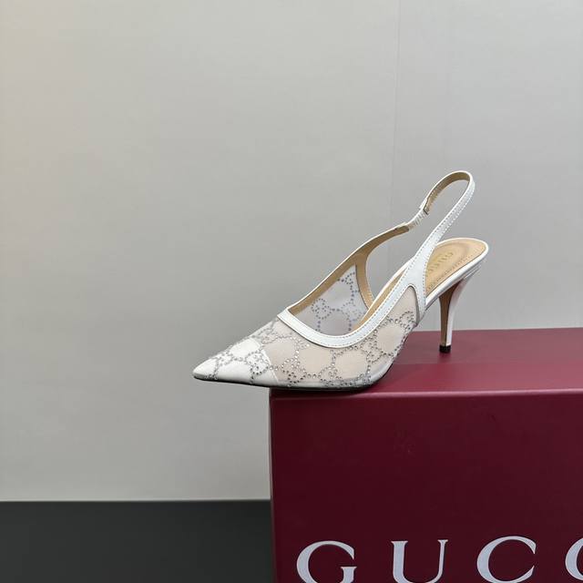 2025早春Gucci马衔扣猫跟尖头凉鞋网纱烫钻 作为Gucci设计传承的杰出代表，Jordaan系列饰马衔扣乐福鞋生动彰显经典优雅格调。这款鞋履采用品牌标志性
