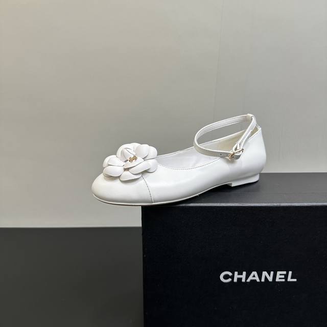 Chanel2025新款香奈儿小香圆头山茶花后带平底单鞋，俏皮中又有点轻熟的高级，穿起来减龄又有气质！ 鞋面：羊皮 内里：羊皮内里 跟高：1Cm 鞋底：意大利真