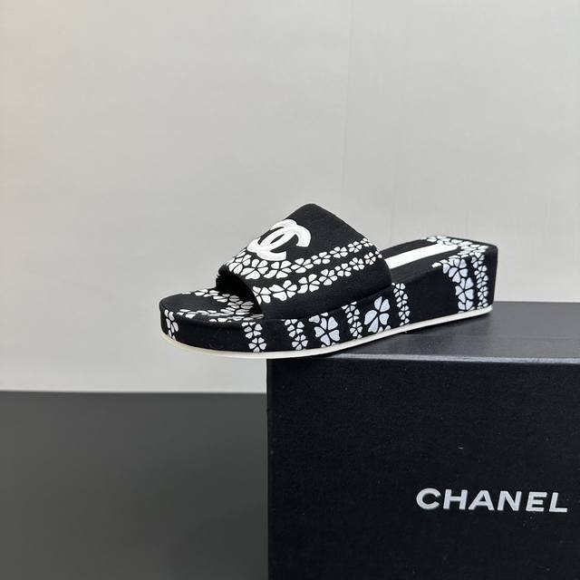 Chanel香奈儿小香风 双C印花牛仔布面包懒人厚底拖鞋 上脚超级美丽优雅~度假沙滩必备 高级感十足网红Ins种草神器 材质布面 垫脚很贴合脚底 非常舒服 原版