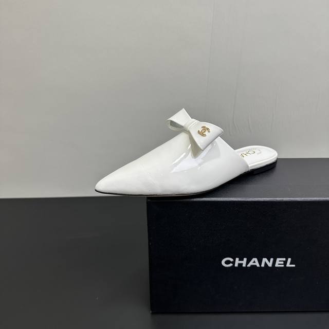 Chanel香奈儿小香风懒人尖头包头蝴蝶结半拖鞋 时髦精速来，碰撞出清爽夏日感。包头拖设计，方便穿脱。个性又吸睛，轻松拿捏街头潮流风，出街就是焦点。 鞋面牛漆皮