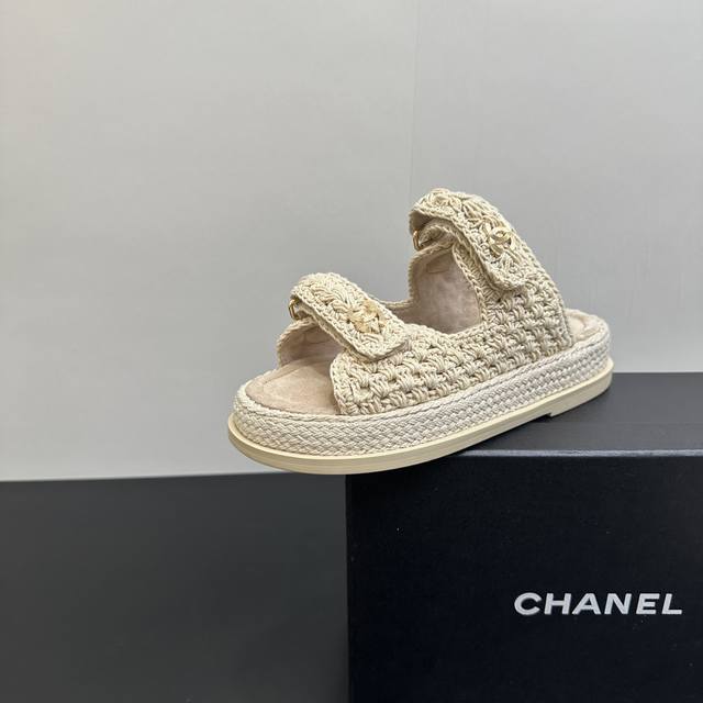 Chanel 小香25P魔术贴毛线编织沙滩凉鞋 香奶奶这系列凉鞋，款式颜值超高！满满复古Vintage风。一上市就断货，受到众多红人青睐。 双C钻石金属扣装饰，