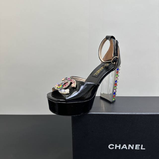 Chanel香奈儿小香风夜店彩钻粗跟方跟高跟防水台后带简约凉鞋 这款真的是矮个子美眉的福音 既复古又时髦而且很还百搭 搭配各种袜子穿都好看 秒变大长腿 厚底鞋