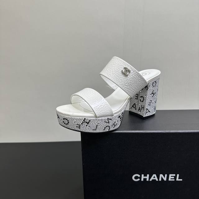 Chanel香奈儿 2025 早春经典烫钻防水台凉鞋拖鞋 顶级版本，简约而不失优雅的设计！好穿好搭清新脱俗，生动知性优雅～更蕴含着不羁的时尚态度，这种态度是从心