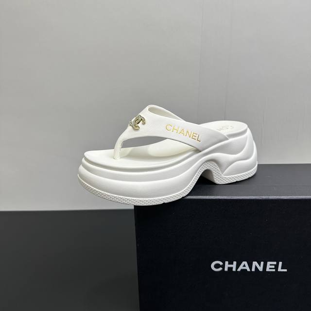 Chanel香奈儿 25Ss春夏新款小香字母钻扣厚底拖鞋人字拖夹趾拖 C家经典字母扣设计，温柔风一整个拿捏了！夏天该有的气息 一字拖必备单品，上脚慵懒舒适！ 鞋