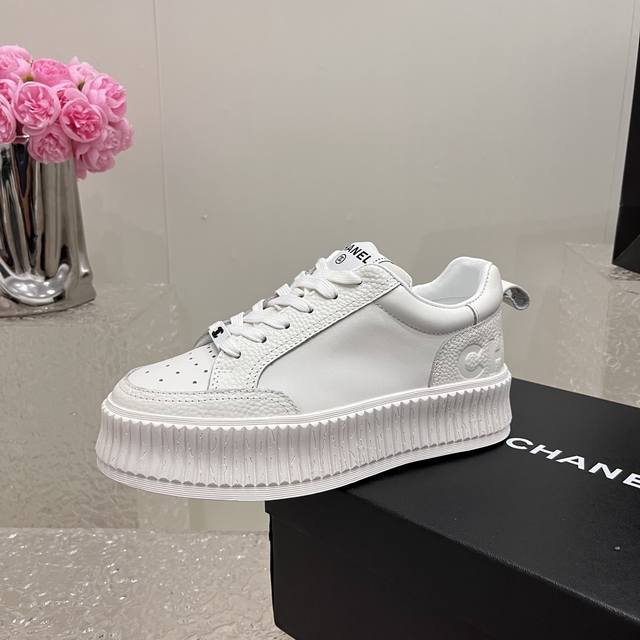 Chanel香奈儿新款牛皮面厚底饼干鞋熊猫鞋小白鞋 网红明星小红书狂追热推 显瘦显腿长 高颜值舒适增高 极简的风格 牛皮面料 水染牛皮垫脚 原版开模高弹橡胶松糕