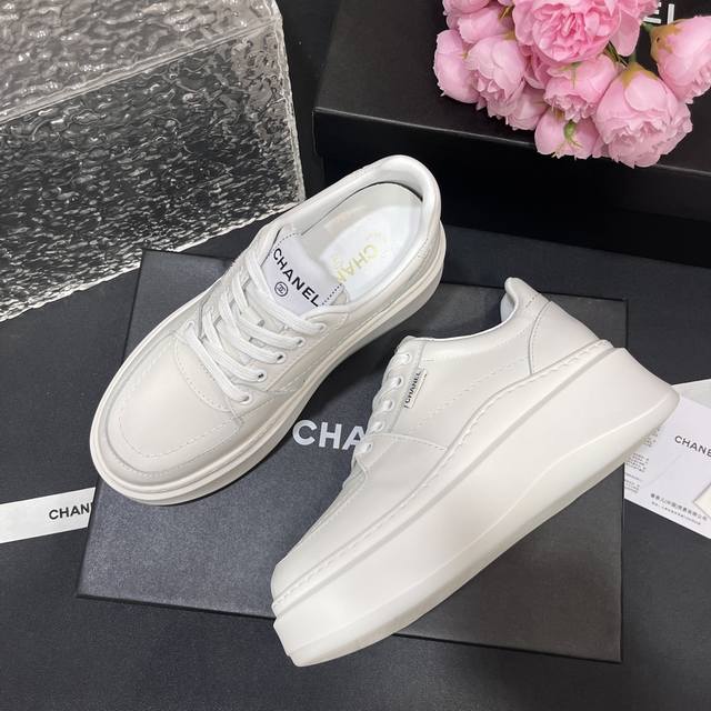 Chanel香奈儿新款牛皮面厚底饼干鞋熊猫鞋小白鞋 网红明星小红书狂追热推 显瘦显腿长 高颜值舒适增高5厘米 极简的风格 牛皮面料 水染牛皮垫脚 原版开模高弹橡