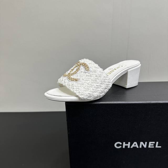 25Fw春夏新款Chanel小香双C字母扣凉平底拖鞋 香家标志性的穿皮链条Logo设计应用在垫脚圈边，配上经典菱格元素覆盖鞋面 垫脚！格外精致又文艺，很难找出不
