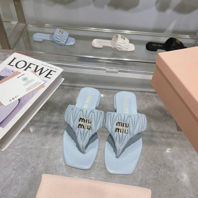 Miumiu Ss春夏新款平底小羊皮凉鞋拖鞋 顶级版本 Zp开发 原版拆卸 对版菱格纹 秒杀市面普通版本，Miumiu真的太少女啦！小羊皮超级软糯 舒适度超高！