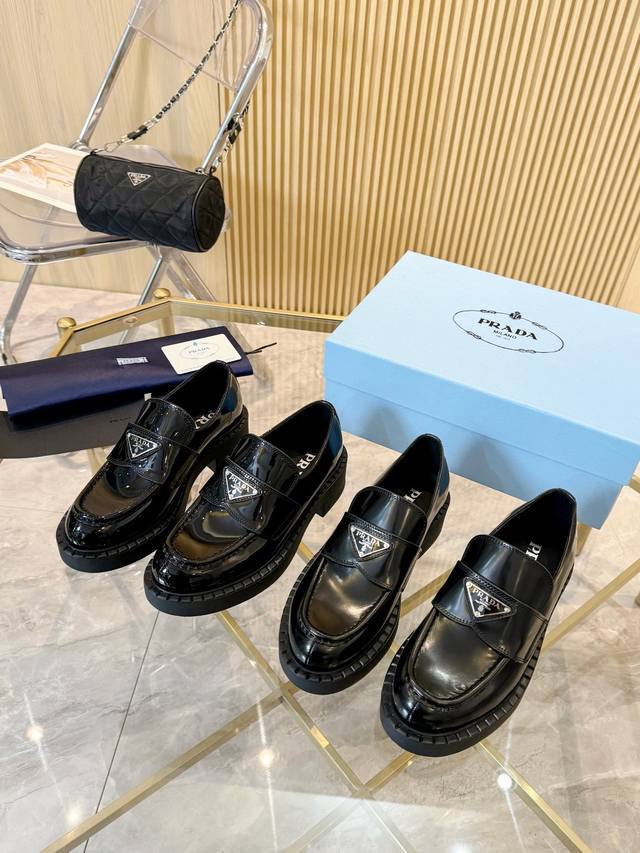男+20Prada／普拉达 春夏升级版三角标乐福鞋 相比于去年的老款乐福鞋 这款的三角标改做了银色 沿条位置增加了齿轮印设计 感觉更加秀气时髦啦！ 各种配件材质