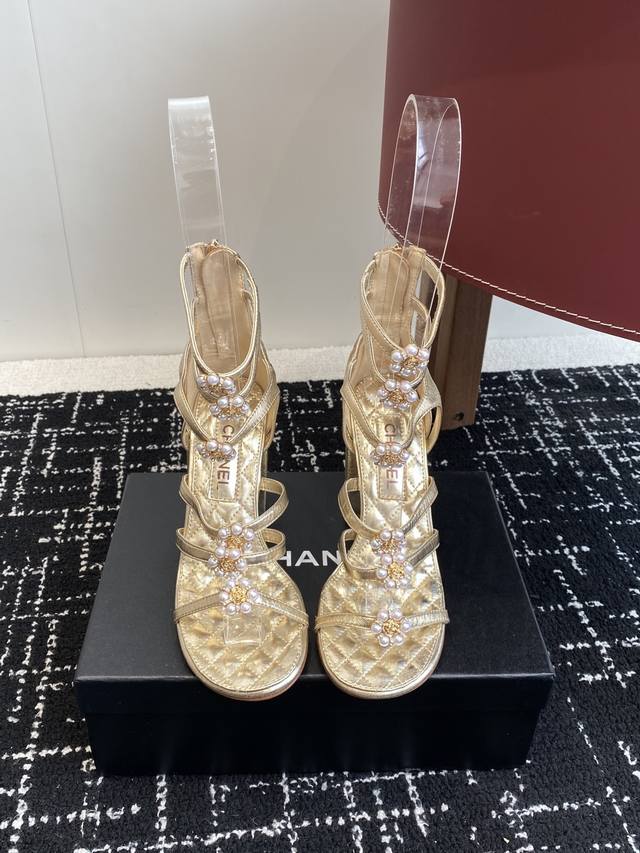 代购级凉鞋 凉靴 Chanel 香奈儿 25Ss 珍珠茶花 粗跟 凉鞋 自留款，真皮底，上脚美到爆，简简单单，夏天必须要有的小凉鞋 对版开发，随便暴走不磨脚，称