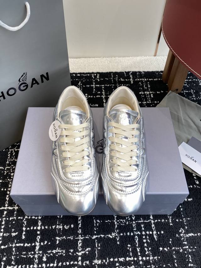 代购级女 男300 Hogan 25春夏新品情侣款 阿甘鞋、德训鞋、复古休闲运动鞋 小红书好物分享；实在是太美太好穿太舒服太百搭啦 鞋子很轻便，逛街暴走户外运动